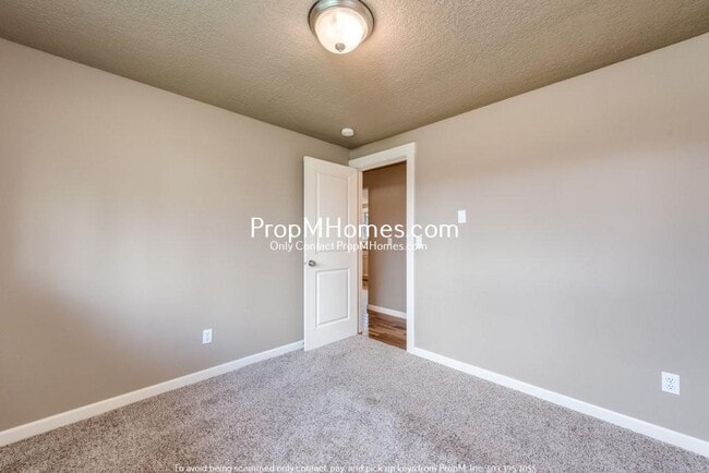 Building Photo - Updated Three Bedroom Gem in Oregon City!