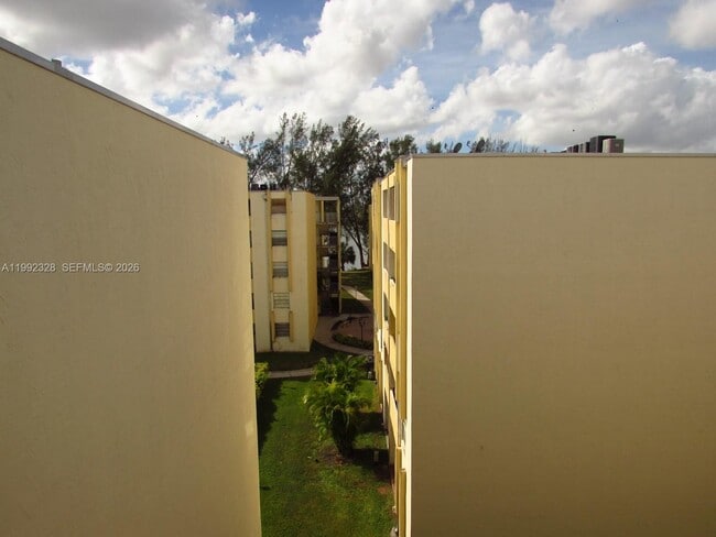 Building Photo - 10090 NW 80th Ct