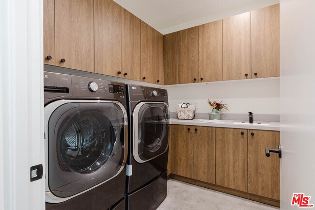 Building Photo - 2855 S Sycamore Ave