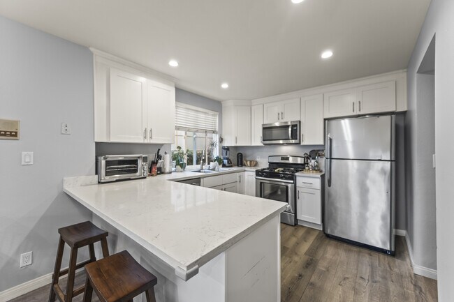 Building Photo - 712 Pacific St