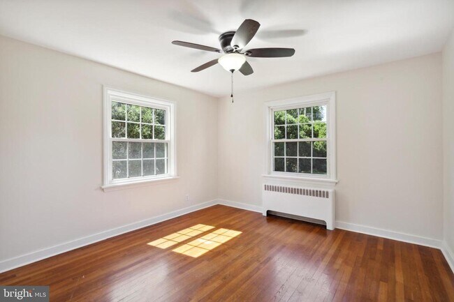 Building Photo - 10 Lloyd Ave