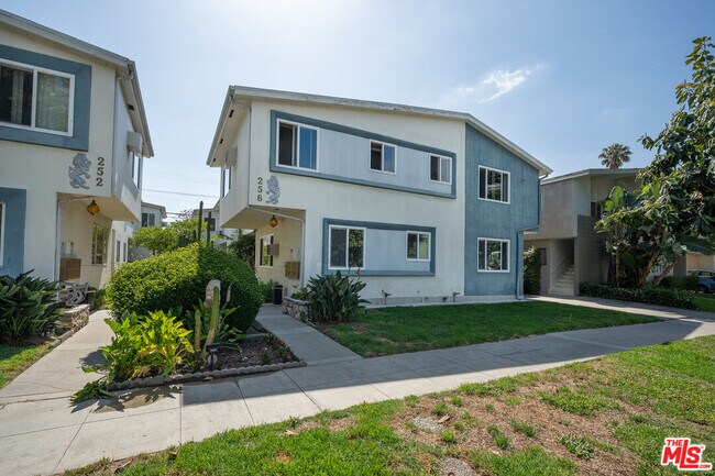 Building Photo - 256 S Doheny Dr
