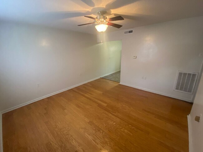 Building Photo - Adorable Townhouse with All Appliances Nea...
