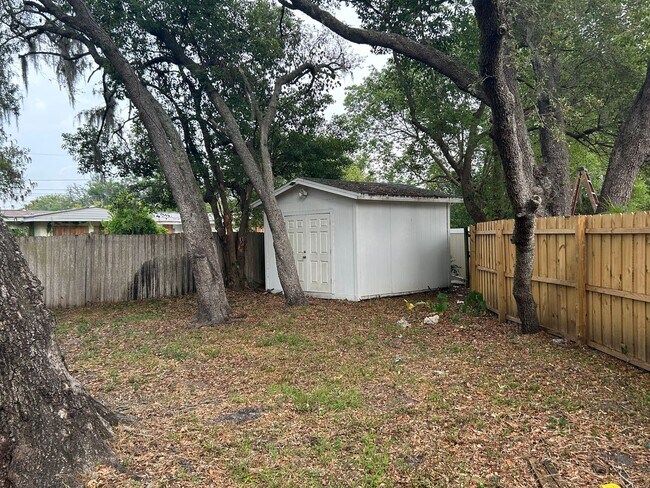 Building Photo - Spacious and Perfectly located 4/2 home in...