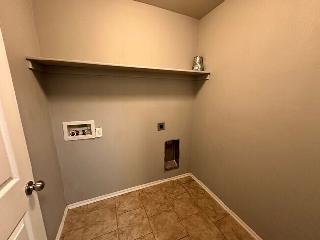 Building Photo - Beautiful 4 Bed 2 bath