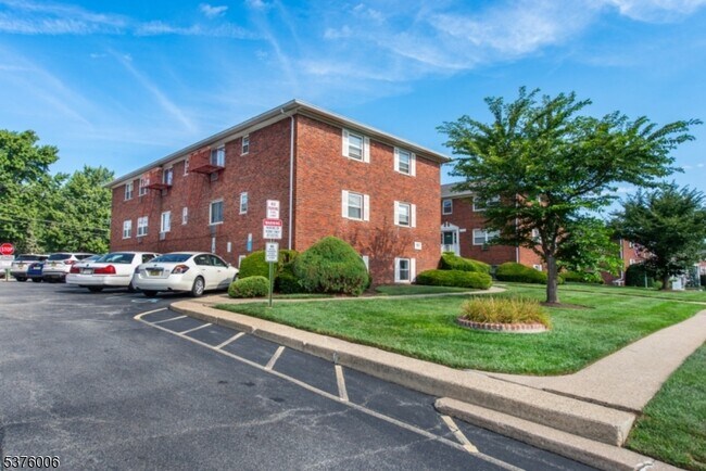 Building Photo - 197 N Beverwyck Rd