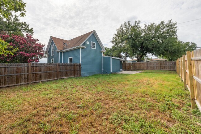 Building Photo - 206 S Cleveland St