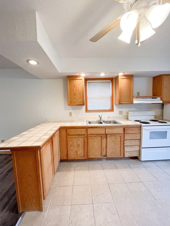 Building Photo - Well-Maintained 2 Bedroom!