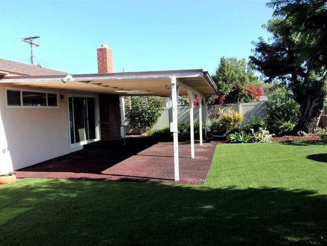 Building Photo - 4bedrm 2 1/2 bath house with yard & garage...