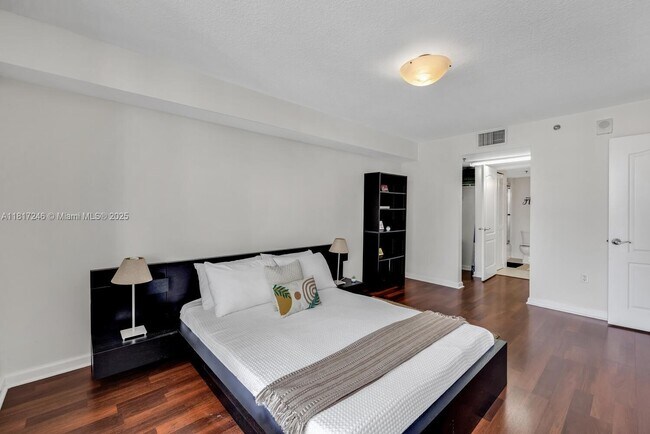 Building Photo - 1200 Brickell Bay Dr