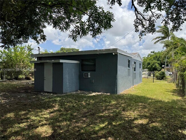 Building Photo - 2352 NW 13th Ct