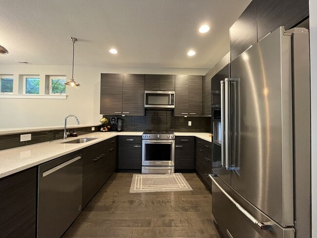 Building Photo - Spacious 2,511 Sq Ft Wilsonville Townhome with Vaulted Loft, Modern Kitchen & Attached Two-Car Ga...