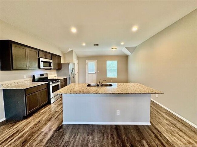 Building Photo - 4 bed/2 bath newer construction in prime location in Claremore!