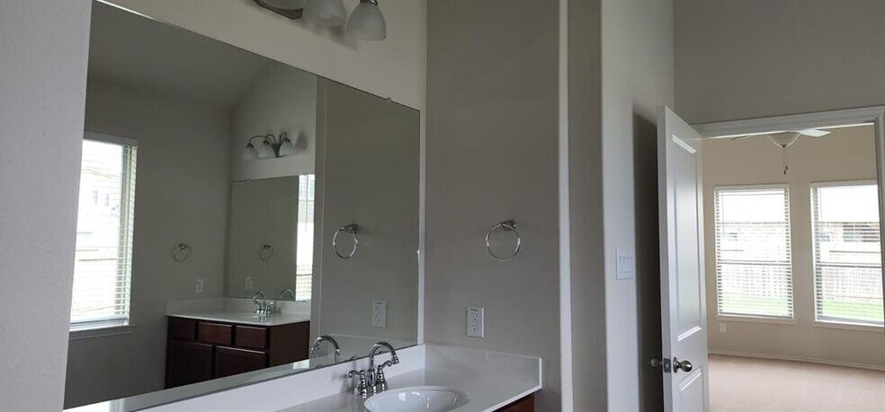 Building Photo - 8706 Sunbury Oak Cir