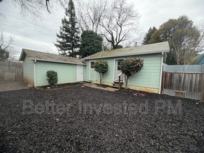 Building Photo - 727 N Pine St