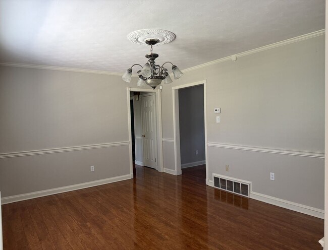 Building Photo - Gorgeous & Spacious Home Now Available