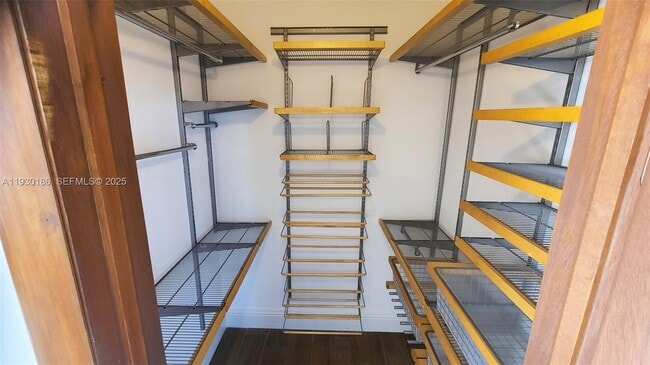 Building Photo - 1000 Venetian Way