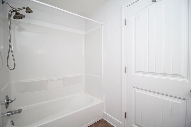 Building Photo - Northeast Pensacola 2BR/1BA Upstairs Unit ...