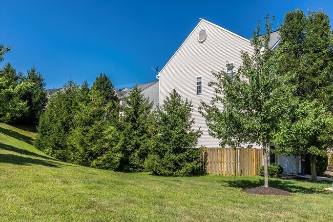 Building Photo - Twin Arch