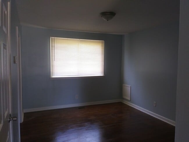 Building Photo - Look No Further!