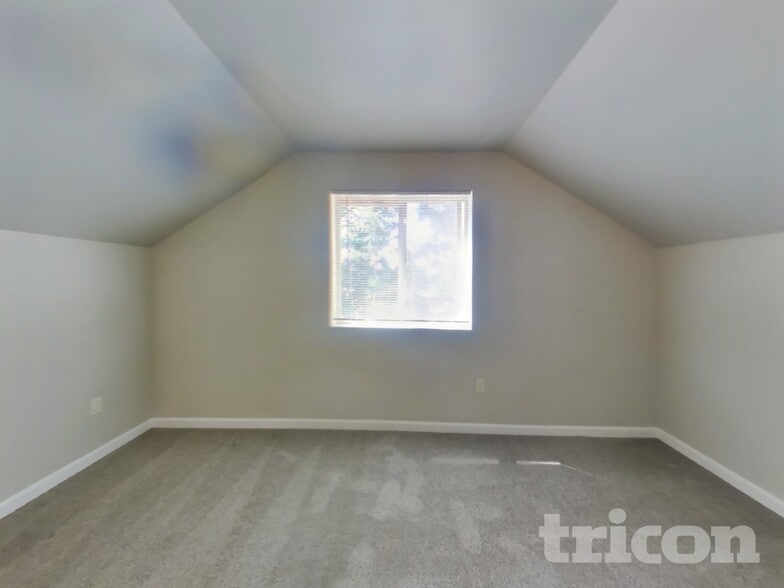 Building Photo - 1924 Kelowna Place Southest