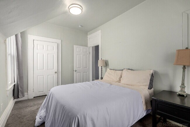 Building Photo - Lovely Victorian duplex for rent 2 bed / 1 bath