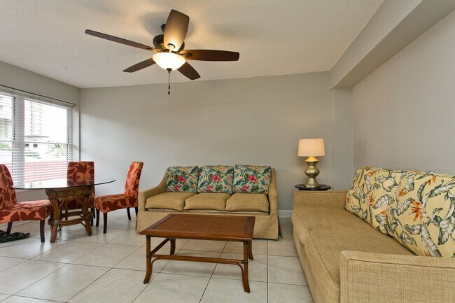 Building Photo - Remodeled boutique 1/1 unit furnished or u...