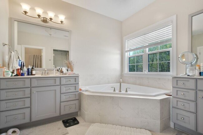 Building Photo - 9366 Alder Dr