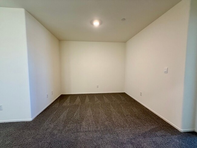 Building Photo - BRAND NEW 3 BED 2.5 BATH 2 CAR GARAGE TOWN...