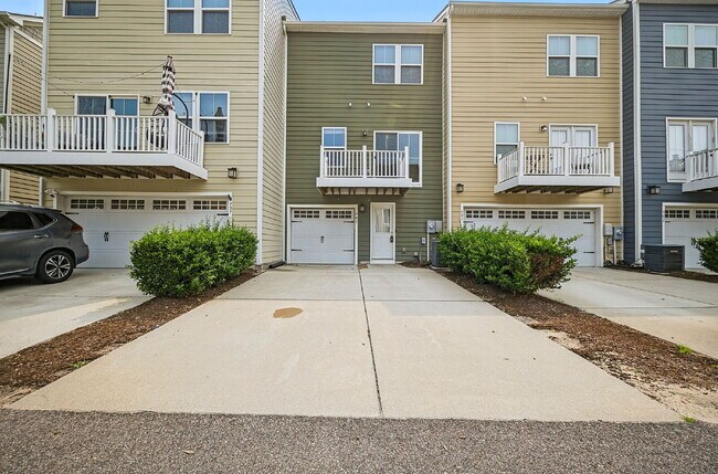 Building Photo - Luxurious 3-bedroom 2.5 bath townhome with Garage in Chesapeake