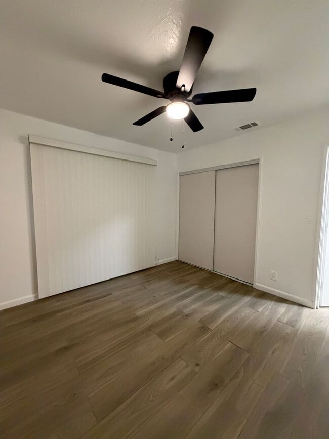 Building Photo - 14606 Riverside St