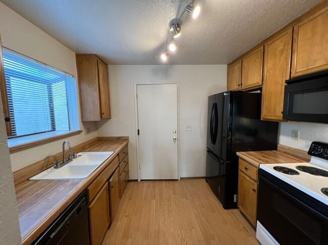 Building Photo - Single story condo located in Cedarbrook's Gated Community!