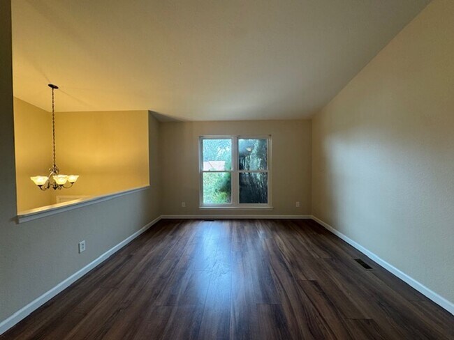 Building Photo - 4-Bedroom Home with 2-Car Garage close to ...