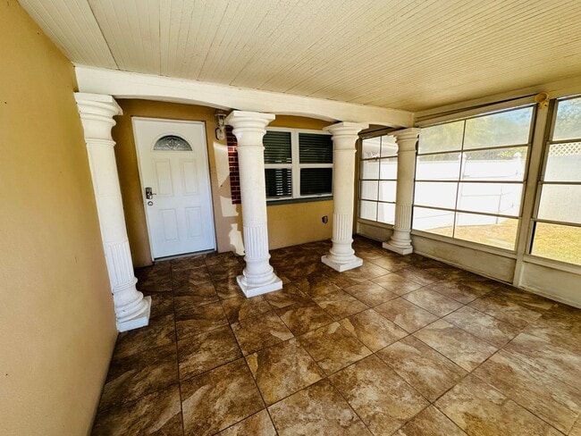 Building Photo - 3/2.5/1 Freshly Updated Pinellas Park Home