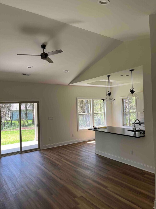 Building Photo - Loudon 37774 - Charming 2 bedroom, 2 bath home with a 2-car garage - Contact Susan Niedergeses (8...