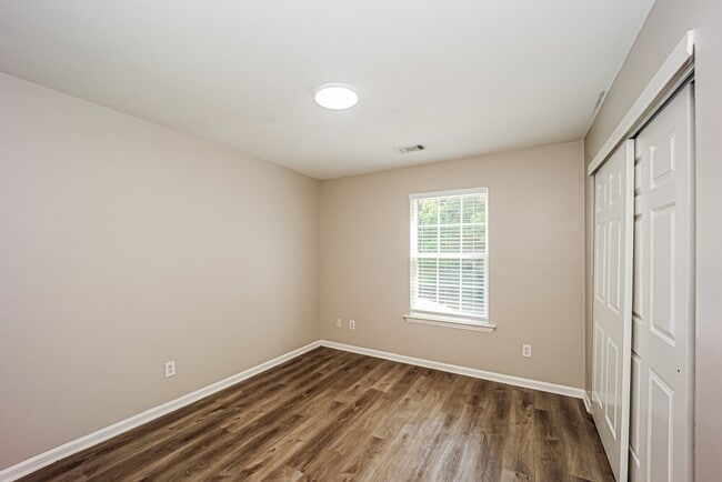 Building Photo - 2080 Valley Creek Dr