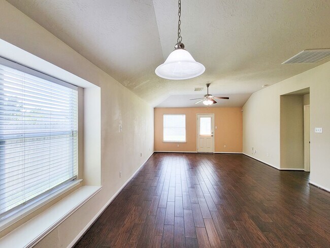 Building Photo - BEAUTIFUL 3 BEDROOM 2 BATH WITH WOOD TILE THROUGHOUT THE HOUSE!