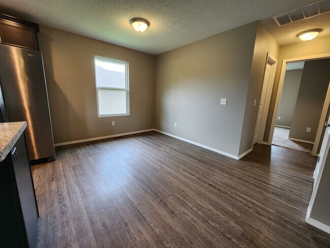 Building Photo - Spacious 3-Bedroom, 2-Bathroom Home AVAILA...