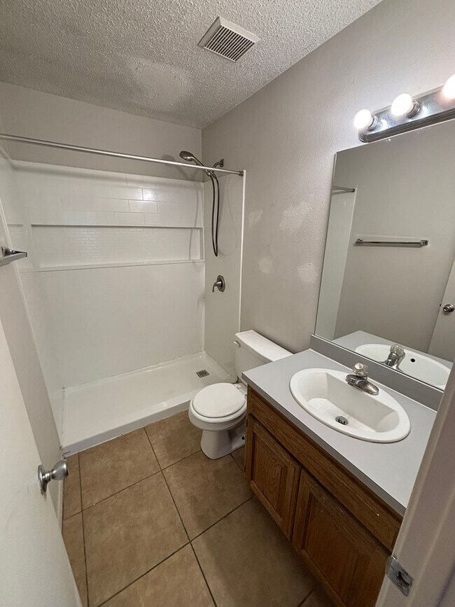 Building Photo - Adorable 2-Bedroom, 2-Bathroom Single Fami...