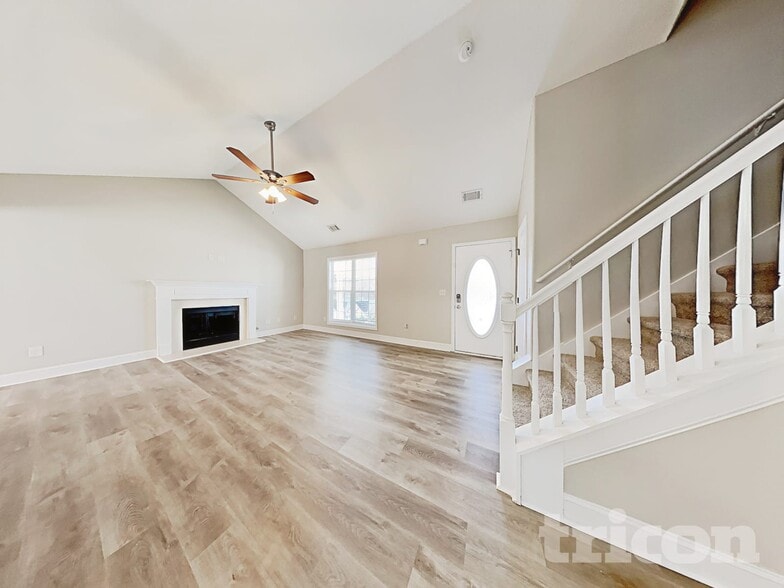 Building Photo - 598 Embassy Walk