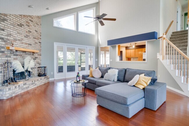 Building Photo - FOR RENT!!! STUNNING AND SPACIOUS SINGLE FAMILY HOME WITH LAKE VIEW...