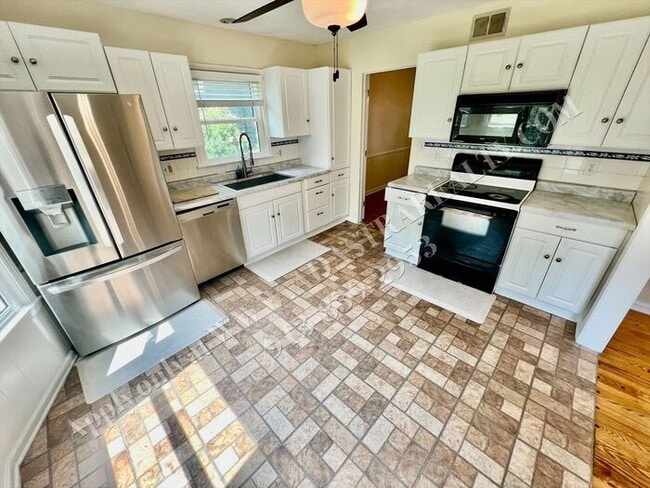 Building Photo - Lovely Home In Nall Hills-Available NOW!