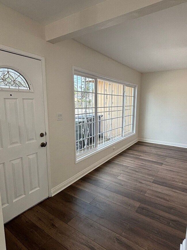 Building Photo - Spacious 3 bedroom available now!