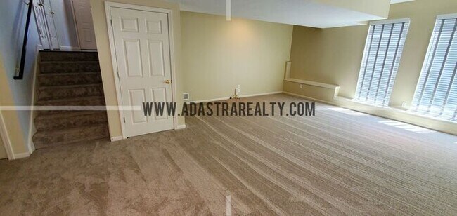 Building Photo - Gorgeous Updated Home in Blue Valley, South Overland Park-Available in APRIL!!