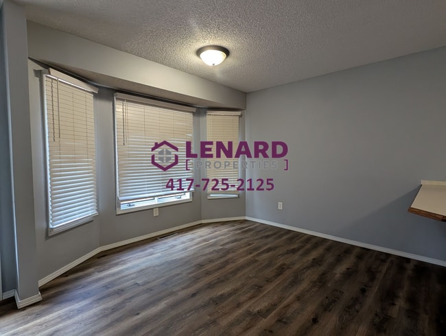 Building Photo - Large 4 Bedroom Home