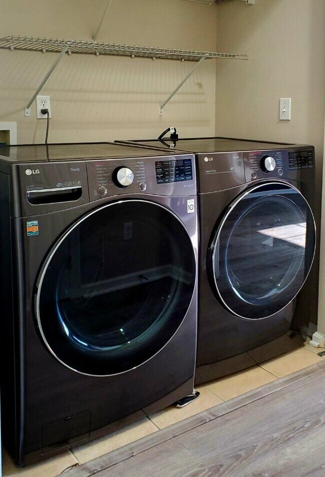 Building Photo - 3885 Buckthorne Dr