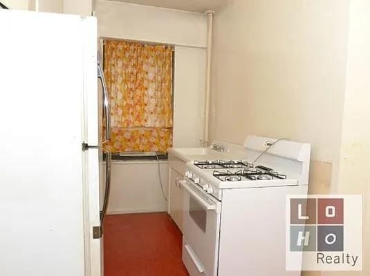 Building Photo - 210 E Broadway