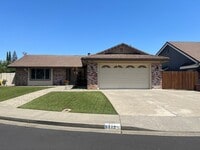 Building Photo - 142 Hillview Dr