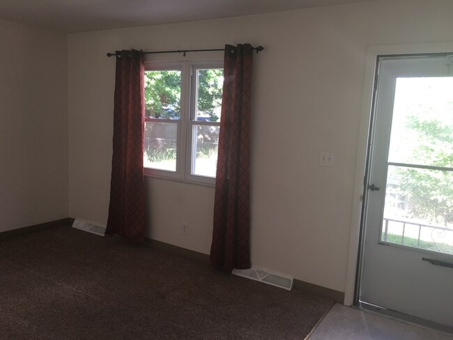 Building Photo - Central Air 2 Bedroom