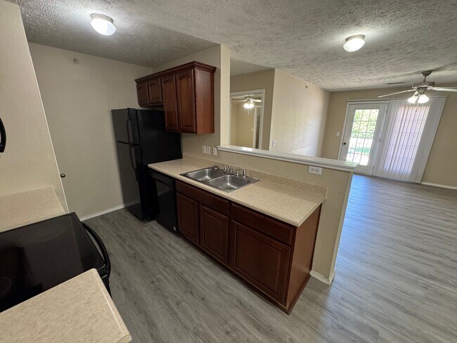 Building Photo - 2 bedroom 2 bath apartment at Clifton Heig...